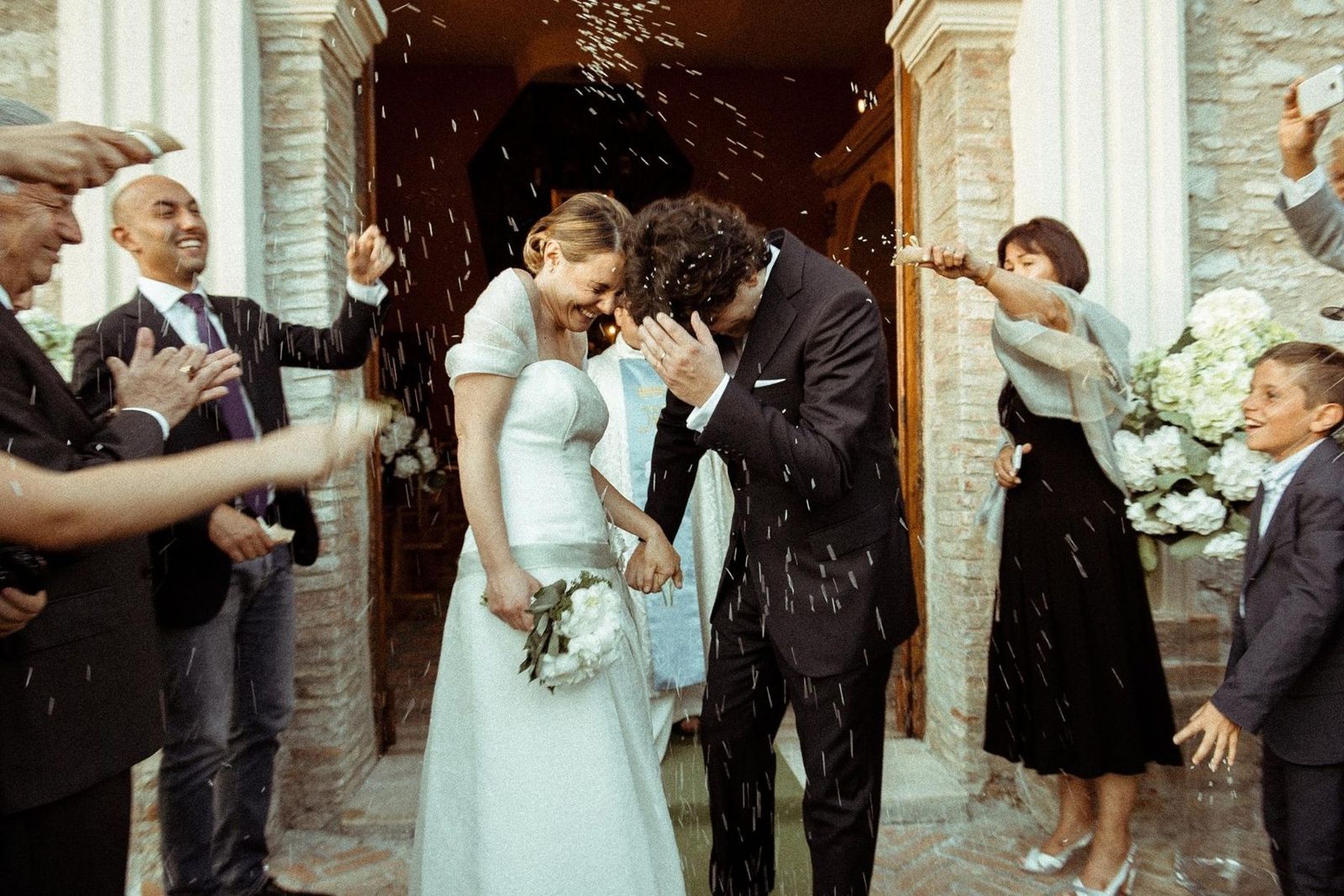 Carlo ed Eloisa, l’uscita dalla chiesa